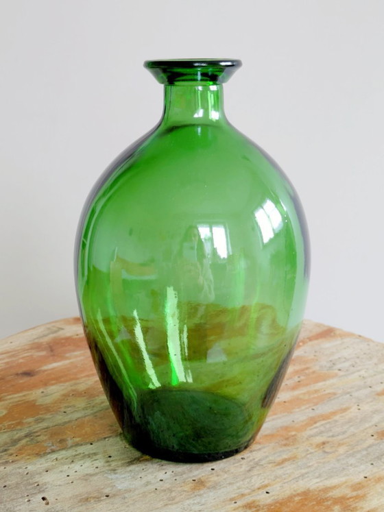 Image 1 of Vase bouteille en verre vert vintage, soufflé à la main, élément sculptural pour présenter un seul flacon.