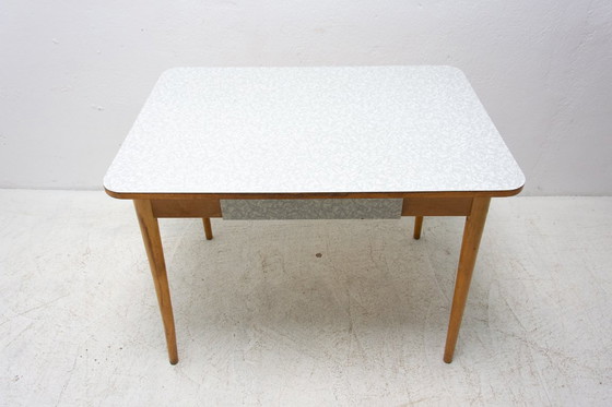 Image 1 of Table centrale en formica et bois du milieu du siècle, Tchécoslovaquie, années 1960