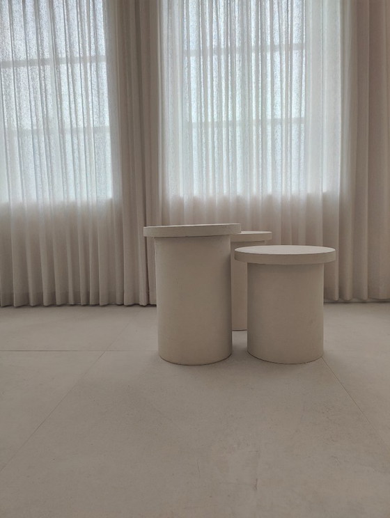 Image 1 of Juego de mesa de centro escultórica artesanal (4 piezas) – Cal mineral y hormigón ciré – Japandi / Wabi-Sabi