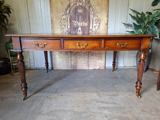 Klassischer englischer Schreibtisch, Partnerschreibtisch, beidseitig leichte altersbedingte Gebrauchsspuren, Maße 160x90cm und 8