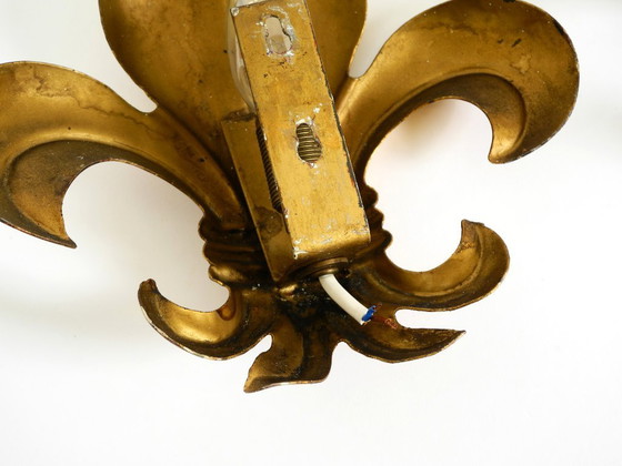 Image 1 of Una coppia di grandi lampade da parete a forma di giglio in metallo dorato degli anni '70, disegnate da Hans Kögl.