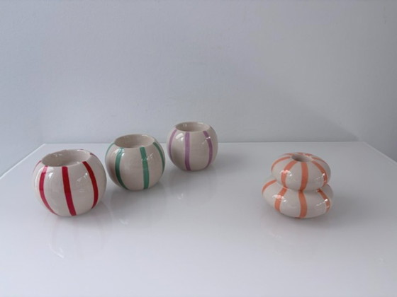 Set di 4 portacandele in ceramica con strisce colorate, Crema, Modern (foto 4 di 12)