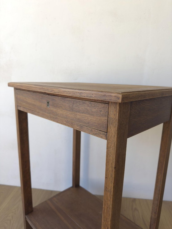 Image 1 of Oude eikenhouten bijzettafel uit de jaren 50.