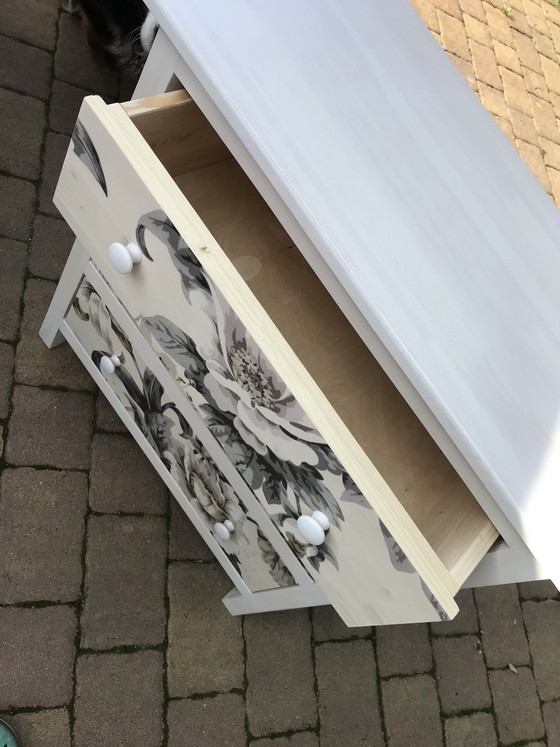 Chest of Drawers with Flower Pattern (photo 4 of 8)