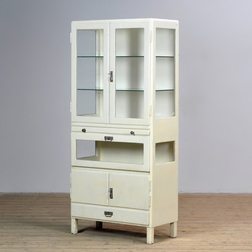 Houten medicijnkast uit de jaren 30.