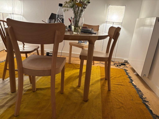 Dining table - Ø 130 cm + 4 Frankfurter chairs - all in very good condition (purchased via Flinders and VT Wonen)