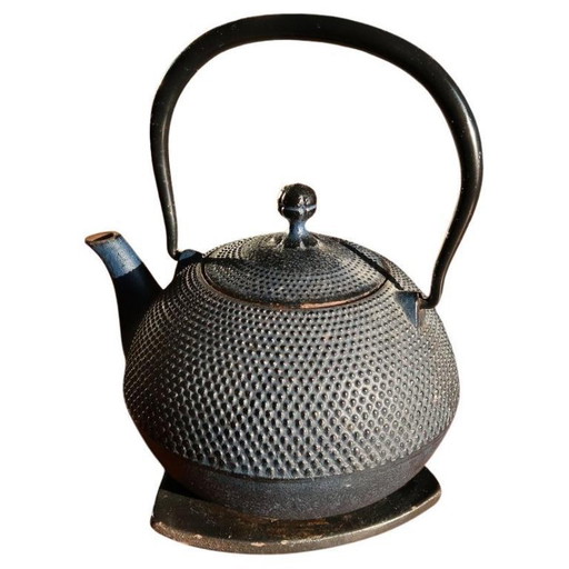 Teiera vintage in ghisa con decorazione a rilievo, stile giapponese Tetsubin, con sottopentola - 2C31