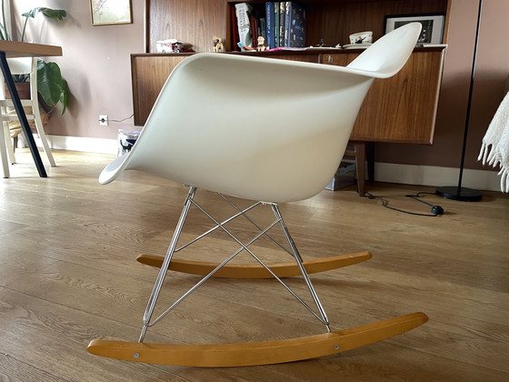 Image 1 of Vitra Eames RAR schommelstoel