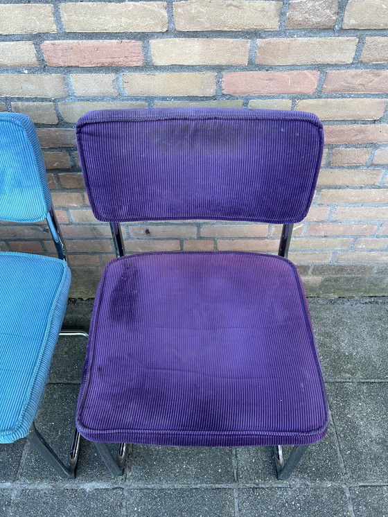 Image 1 of 4 Stühle mit geripptem Stoffbezug und verchromtem Rohrgestell