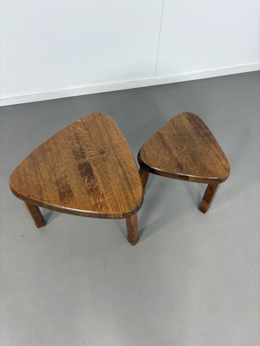 2 tables gigognes triangulaires en chêne de style brutaliste Chapo, années 1970 – bijzettafels, Wood (photo 2 of 7)