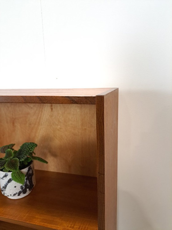 Image 1 of Deens teak vakkenkast met lades en hoge poten, vintage wandkast