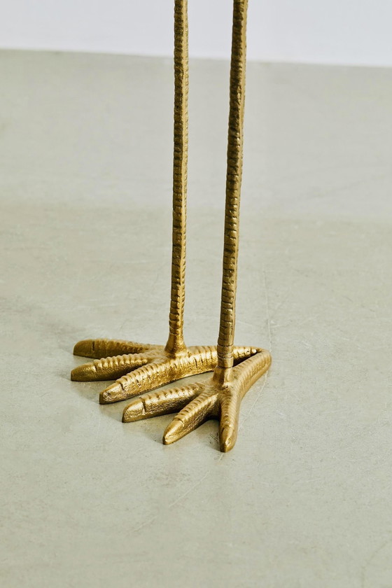 Image 1 of Table d'appoint en métal doré avec forme d'oiseau et deux pieds d'oiseau