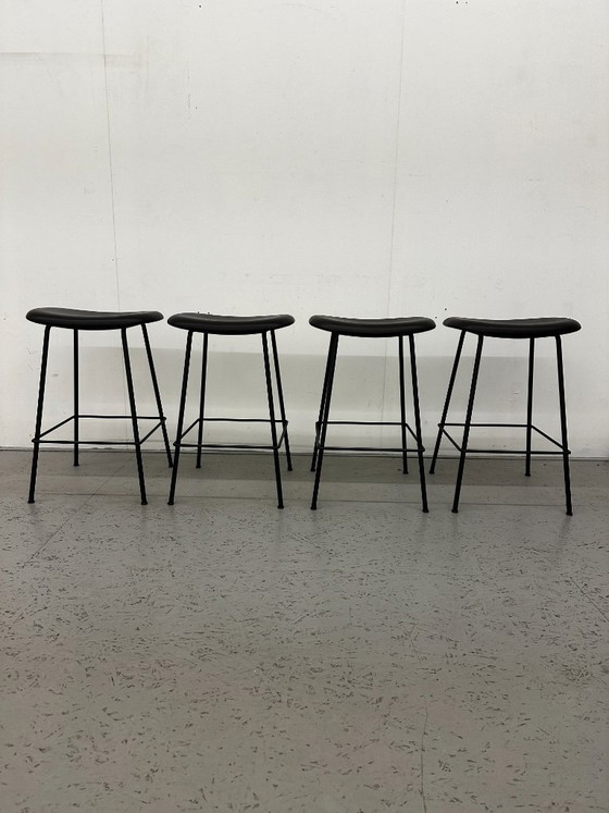 Image 1 of Sgabello da bar Muuto Fiber Tube design, 4 pezzi, 65 cm, in pelle nera
