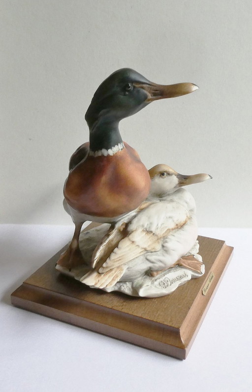 Figura de una pareja de ánades reales, diseñada por Giuseppe Armani, cerámica pintada a mano, base de roble.