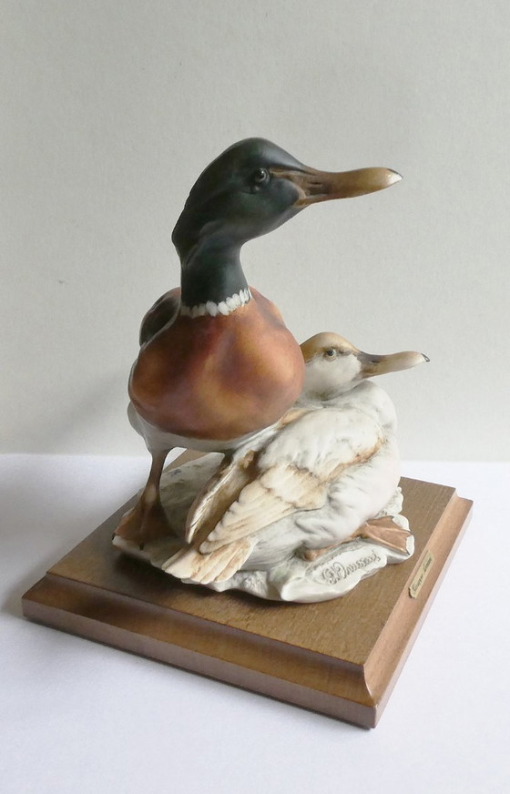 Image 1 of Figura de una pareja de ánades reales, diseñada por Giuseppe Armani, cerámica pintada a mano, base de roble.