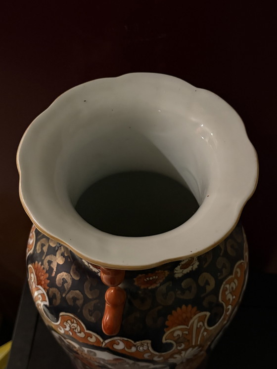 Grote Japanse Imari pronkvaas – 38 cm (40 cm met standaard) – verguld werk, feniks & pioenrozen – Vazen (photo 9 of 11)