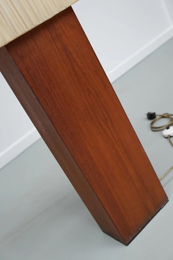 Image 1 of Grand lampadaire vintage en teck avec abat-jour carré beige, années 1960/70