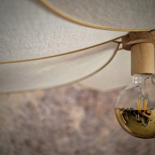 Hängeleuchte Blume, Modell Frida, 6 Blütenblätter Struktur Metall Gold und Leinen (Farbe nach Wunsch)