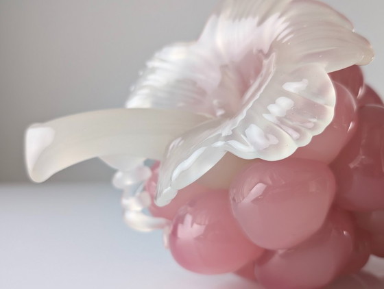 Image 1 of Sculpture en verre de Murano représentant une grappe de raisin, rose et blanc, milieu du XXe siècle
