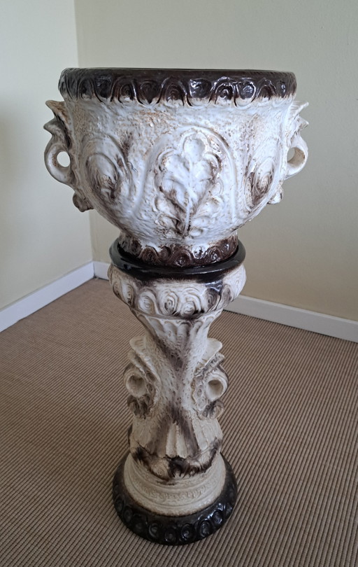Vintage keramieke bloempot rond op standaard 