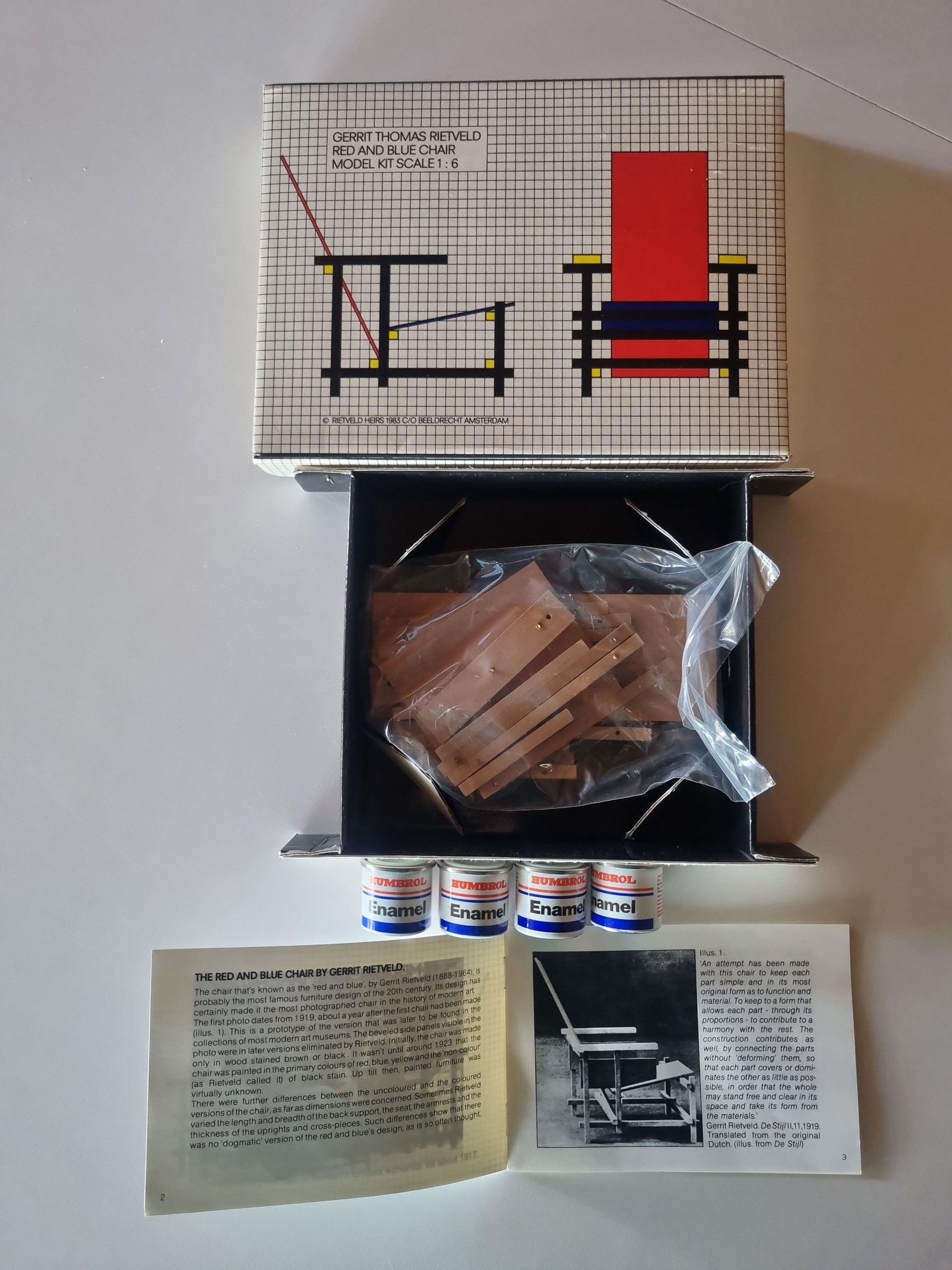 Red and blue chair model by Rietveld | €75 | Whoppah