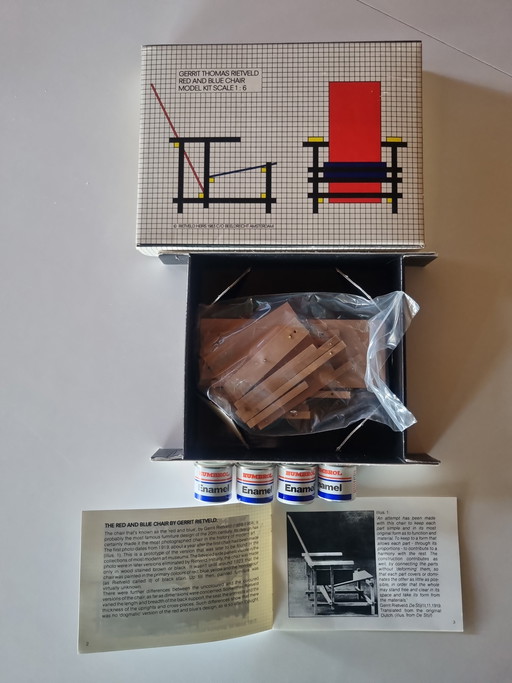 Modello di sedia rossa e blu di Rietveld