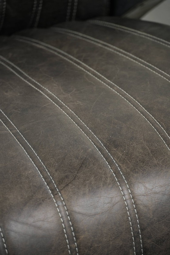Image 1 of 2x robuste, industrietaugliche Sessel im Aviator-Design aus schwarzem Rindsleder mit Aluminiumverzierungen und Nieten