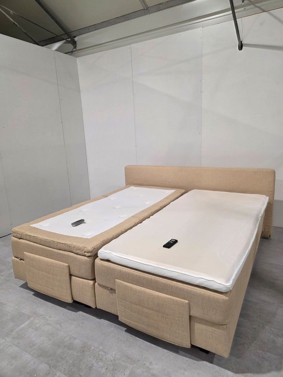 Image 1 of Auping Kiruna, Luxe Boxspring, volledig Electrisch , wireless bedieningen, 2-motorig, incl nette Auping matrassen +toppers