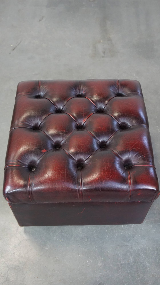 Image 1 of Rode Rundleren Chesterfield Hocker Op Wieltjes