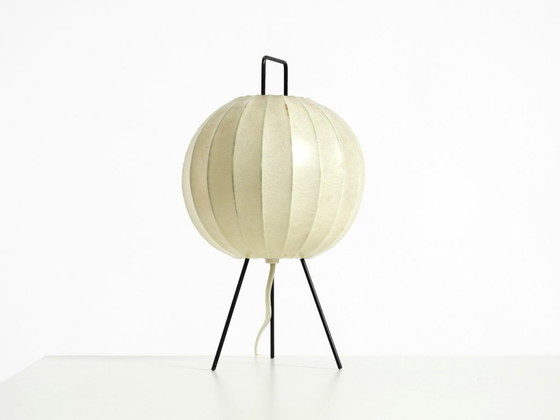 Image 1 of Rarissima e bellissima lampada da tavolo a bozzolo con treppiede in stile Mid-Century Modern.