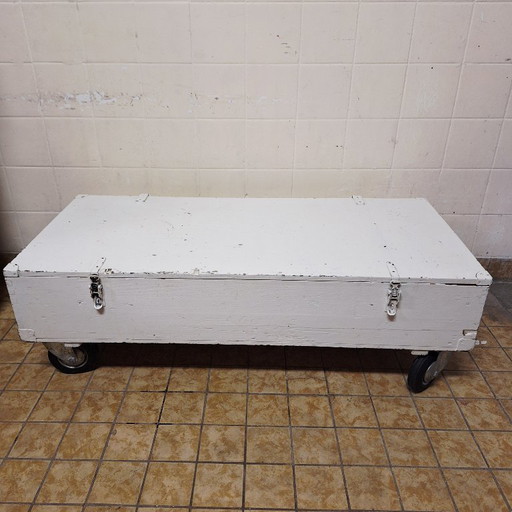 Weiße Holzkiste auf Rädern