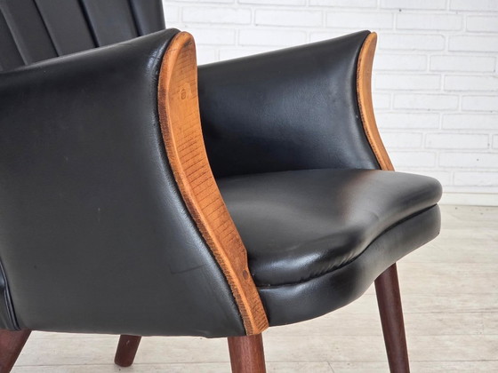 Image 1 of Años 70, diseño danés de Svend Skipper, sillón, modelo "Teddy", cuero artificial, madera de teca.