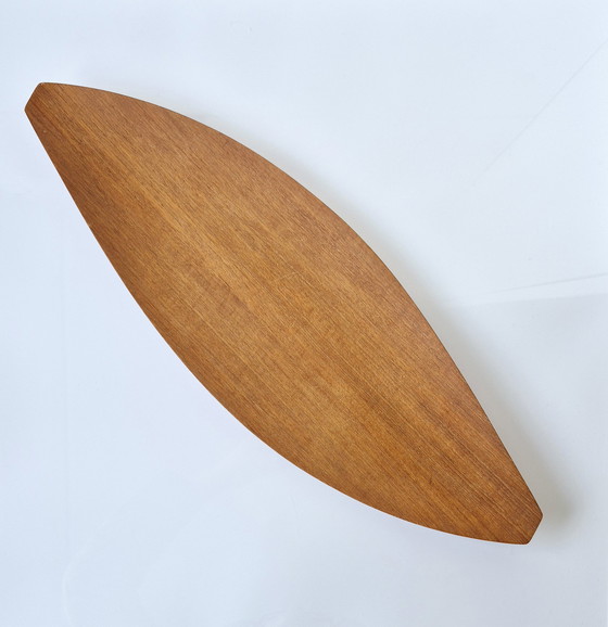 Image 1 of Plateau à sushis en teck, réalisé par Shigemichi Aomine pour le Conseil national des métiers d'art du Japon, vers 1960.