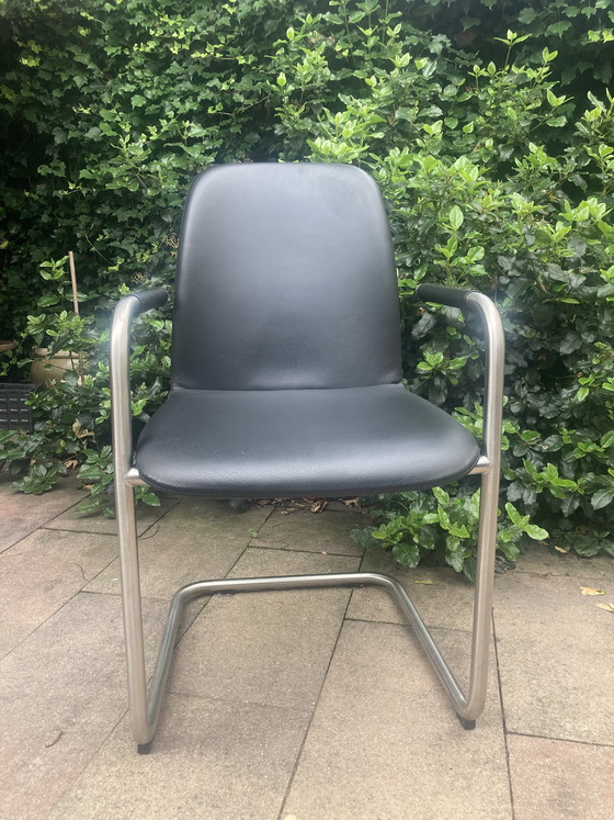 Image 1 of Bert Plantagie Anushka eetkamer stoelen. 