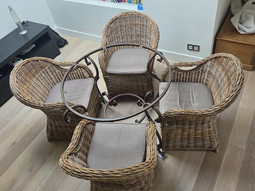 Mesa de comedor vintage con sillón de jardín