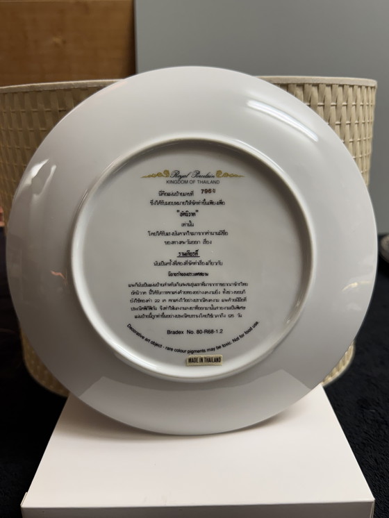 Image 1 of 🌺 “The Love Story of Siam” | Handgeschilderde collector plates | Royal Porcelain Thailand | 22-karaats goud | Nieuws