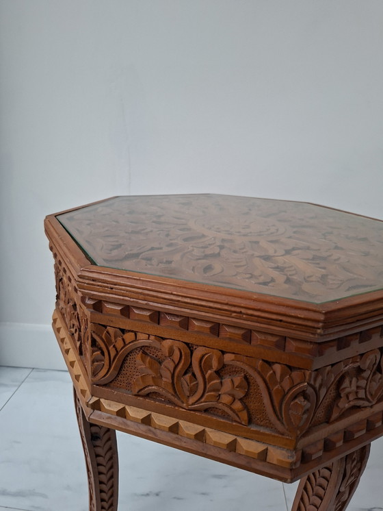 Image 1 of Mesa auxiliar con refinado tallado de madera.