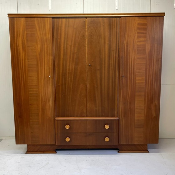 Image 1 of Magnifique armoire vintage spacieuse avec étagères suspendues et tiroirs amovibles.