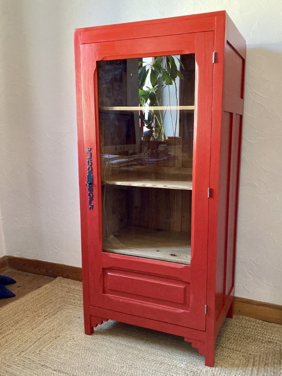 Image 1 of Kledingkast met glazen front, gemaakt van massief grenenhout.