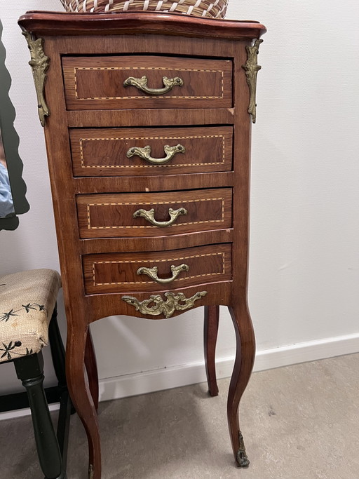 Elegante Franse bijzettafels met vier laden van verguld brons | Commode met lades