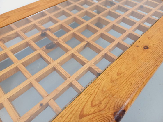 Image 1 of Vintage modernistische salontafel van grenenhout en glas uit de jaren 70 en 80.