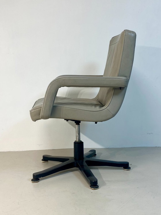 Image 1 of Visitor armchair mobilier international cuir Gris 2000 Ref Camilla