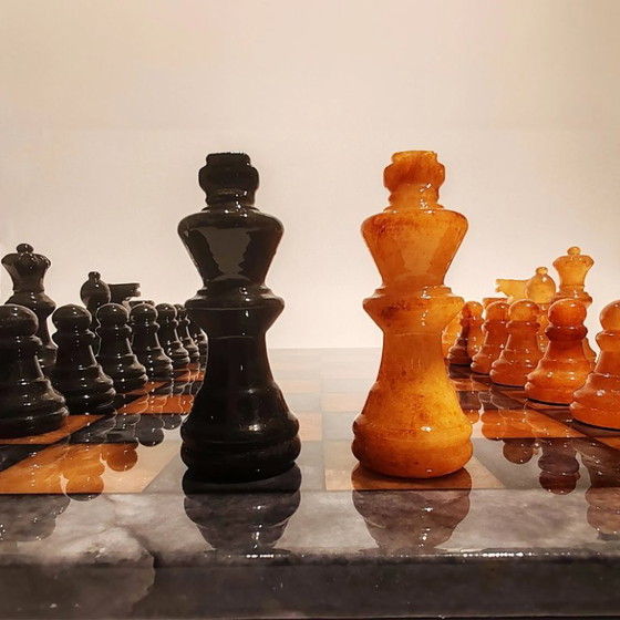 Image 1 of Jeu d'échecs de luxe vintage des années 1970 en véritable albâtre de Volterra sculpté à la main - Noir et agate (brun) - Fabriqu