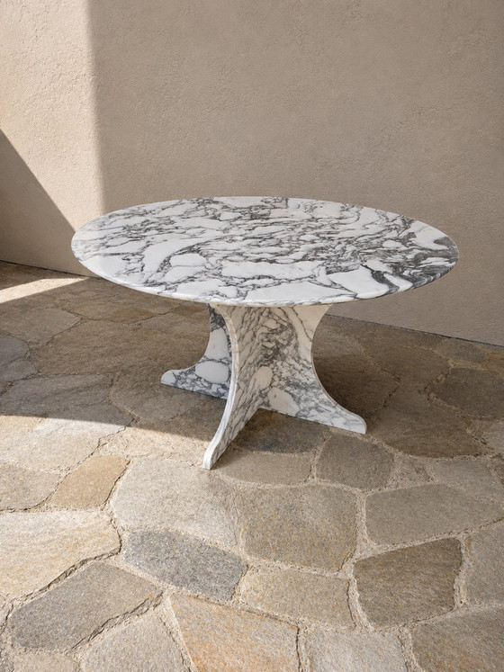 Image 1 of Beautiful Calacatta marble table 140cm.
