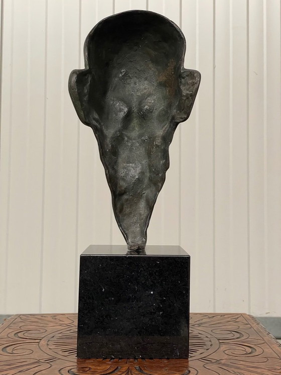 Image 1 of Une sculpture en bronze exceptionnelle représentant un homme asiatique