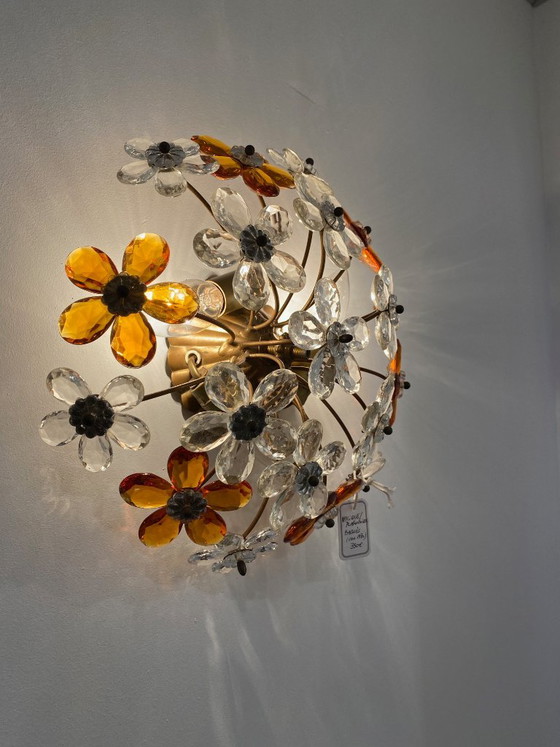 Wandlamp/plafondlamp toegeschr. Baguès ca. 1970, heldere en amberkleurige geslepen glazen bloemen – Wandlampen (photo 2 of 8)
