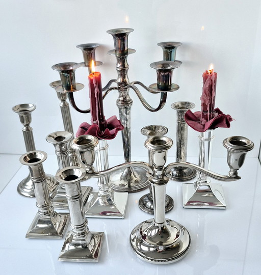 Collezione di 11 candelieri vintage placcati in argento (ottone) di varie epoche