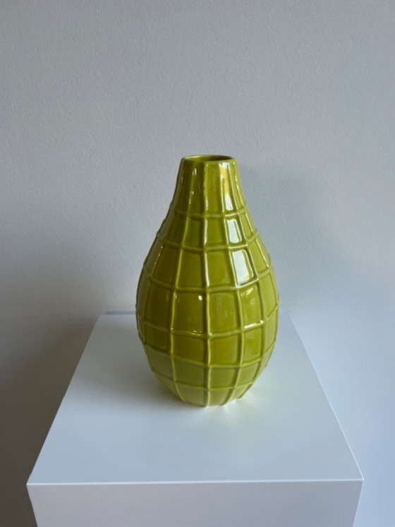 Image 1 of Limegroene keramieken vaas en schaal met reliëfpatroon