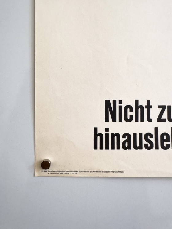 Image 1 of 🚆 Nicht zu weit hinauslehnen – 1966 – Original A2 Sicherheitsplakat der Deutschen Bundesbahn | Siebdruck | 59,4 × 42,0 cm 