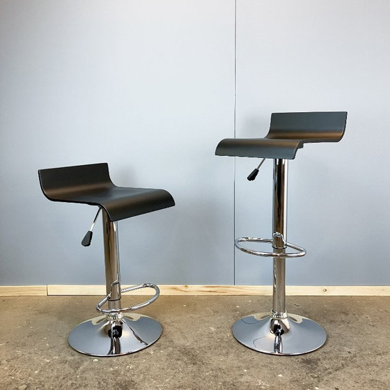 Image 1 of 2 tabourets de bar réglables en hauteur, chrome et contreplaqué courbé, années 1970